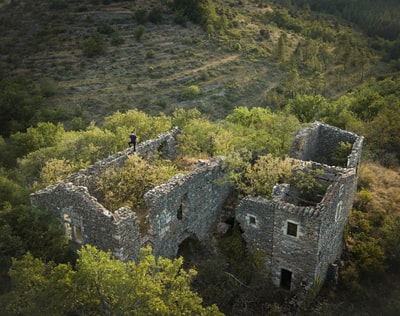 山顶灰色混凝土建筑